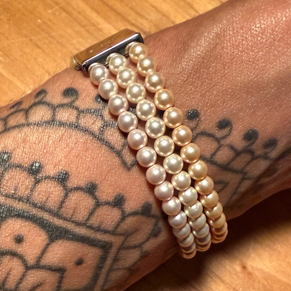 Pink multistrand faux pearl Swatch bracelet wristwatch - Picture 4 of 6